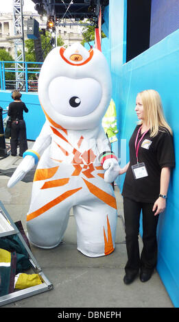 Wenlock trifft Fans bei der London 2012 Olympische Spiel-Maskottchen während der "London 2012-ein Jahr To Go" Zeremonie auf dem Trafalgar Square. London, England - 27.07.11 Stockfoto