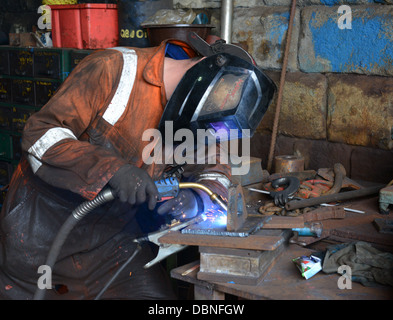 Ingenieur mit Schweißgerät auf Längen von Stahl Stockfoto