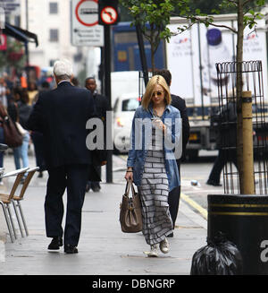 Fearne Cotton trägt ein Ziegel gemusterte Maxi-Kleid und eine übergroße Jeanshemd Ankunft im BBC Radio One Studios London, England - 29.07.11 Stockfoto