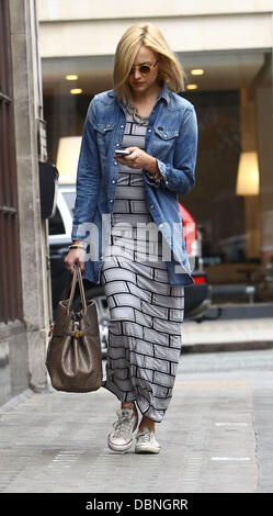 Fearne Cotton trägt ein Ziegel gemusterte Maxi-Kleid und eine übergroße Jeanshemd Ankunft im BBC Radio One Studios London, England - 29.07.11 Stockfoto