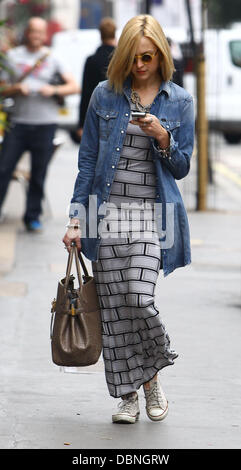 Fearne Cotton trägt ein Ziegel gemusterte Maxi-Kleid und eine übergroße Jeanshemd Ankunft im BBC Radio One Studios London, England - 29.07.11 Stockfoto