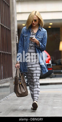 Fearne Cotton trägt ein Ziegel gemusterte Maxi-Kleid und eine übergroße Jeanshemd Ankunft im BBC Radio One Studios London, England - 29.07.11 Stockfoto