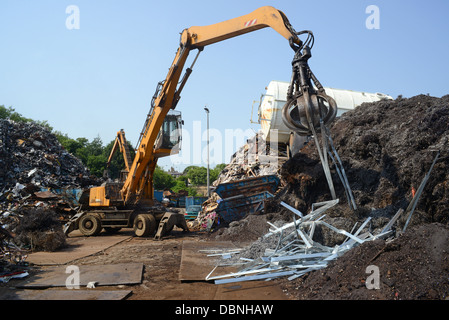 Kran Sortierung durch Schrott am Schrottplatz Vereinigtes Königreich Stockfoto