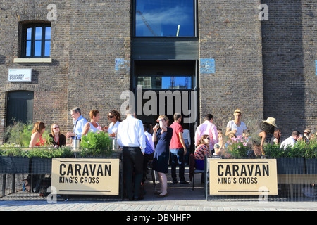 Wohnwagen Kings Cross, ist eine trendige Bar/Restaurant auf Granary Square, NC1, an einem warmen Sommertag, in London, UK am Abend Stockfoto