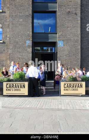 Wohnwagen Kings Cross, ist eine trendige Bar/Restaurant auf Granary Square, NC1, an einem warmen Sommertag, in London, UK am Abend Stockfoto