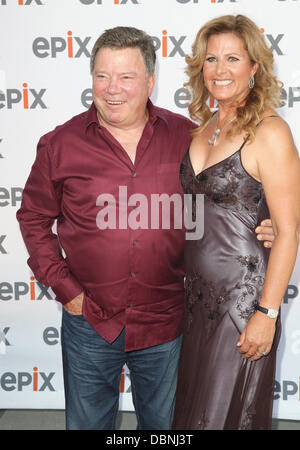 William Shatner mit seiner Frau Elizabeth Anderson Martin EPIX gratis Outdoor-Screening von "The Captains' im USS Intredpid Sea, Air and Space Museum New York City, USA - 30.07.11 Stockfoto