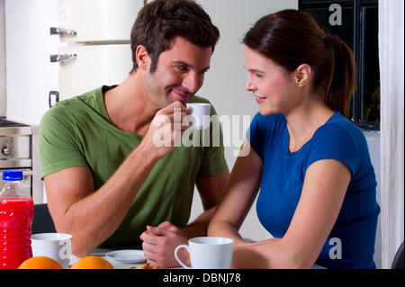 paar beim Frühstück in der Küche Stockfoto