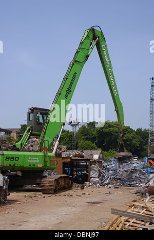 magnetische Grab auf Kran Heben Metall bei Schrottplatz uk Stockfoto