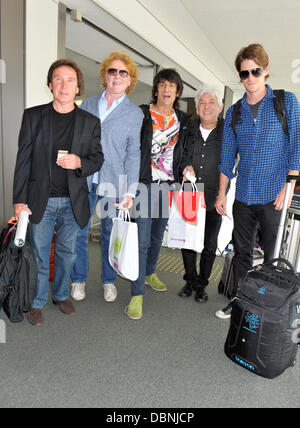 Kenney Jones, Mick Hucknall, Ronnie Wood, Ian McLagan und Jesse Holz The Faces Ankunft am internationalen Flughafen Narita, ein Flug nach London Narita, Japan - 31.07.11 Stockfoto