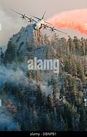 Ein California Air National Guard c-130 Hercules-Flugzeuge Versionen feuerhemmenden über Waldbrände in den Bergen 19. Juli 2013 über Palm Springs, Kalifornien. Stockfoto