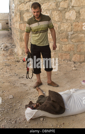 Aleppo, Syrien: Ein toter Regierung Kämpfer, der in der Schlacht getötet wurde liegt in der Nähe der Frontlinie in Al Aziza. Stockfoto