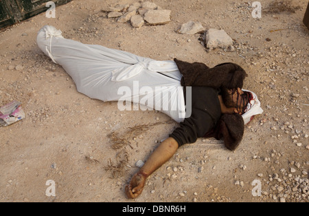 Ein toter Regierung Kämpfer, der in der Schlacht getötet wurde liegt in der Nähe der Frontlinie in Al Aziza. Die Überreste zurückgegeben werden sollen Stockfoto