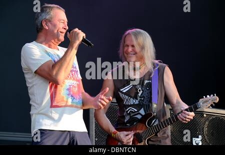 Wacken, Deutschland. 1. August 2013. Sänger Ian Gillan (L) und Gitarrist Steve Morse von Deep Purple geben ein Konzert beim Wacken Open Air Festival in Wacken, Deutschland, 1. August 2013. Rund 75.000 Besucher feiern bei der 24. Wacken Open Air Festival, das nach Angaben der Veranstalter der weltweit größten Heavy Metal Festival. Foto: Carsten Rehder/Dpa/Alamy Live News Stockfoto