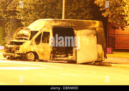 A ausgebrannt van auf oberen Parliament Street nach Ausschreitungen in Toxteth, Liverpool am 8. August 2011 Polizei und Feuerwehr Besatzungen waren erstreckte sich bis an die Grenze nach einem dritten Nacht von Krawallen und Plünderungen über Greater London und Teilen des Vereinigten Königreichs nach den Dreharbeiten von M Stockfoto