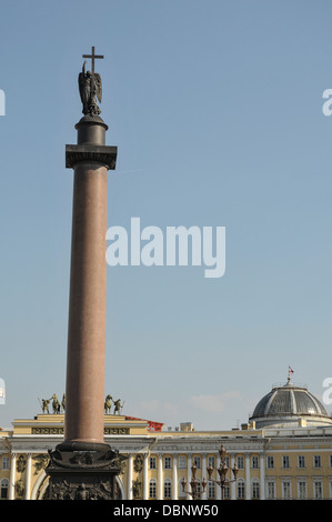 Alexander-Säule vor dem Winterpalast, Eremitage, Schlossplatz, Sankt Petersburg, Russland, Sankt Petersburg Stockfoto