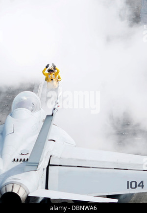 US Navy Flugzeuge Direktor Positionen zugewiesen Flugzeuges für den Start auf dem Flugdeck des Flugzeugträgers USS Harry S. Truman 24. Juli 2013 in den Atlantischen Ozean. Stockfoto