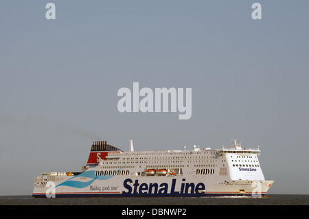 Stena Line "Stena Hollandica" Passagier-Fähre in der Nähe von Hafen von Harwich nach einer Nordsee-Überquerung von Hoek van Holland Stockfoto