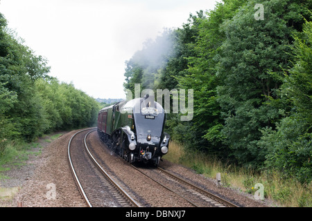 Dampflok zieht einen Personenzug auf der Hauptstrecke Huddersfield in West Yorkshire, England, UK Stockfoto