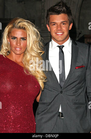 Katie Price und Freund Leandro Penna 2011 Terrence Higgins Trust Gala-Dinner statt, bei der königlichen Gerichte von Gerechtigkeit London, England - 16.06.11 Stockfoto