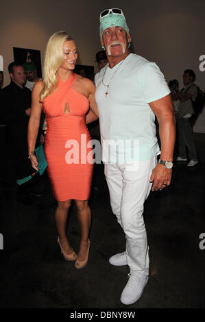 Hulk Hogan und Frau Jennifer McDaniel besuchen eine Porträt Enthüllung in der Ausstellung "Frauen In Käfigen" Cafeína Lounge Miami, Florida, USA. -11.08.11 Stockfoto