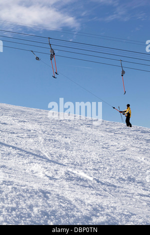 Junge Frau auf einem Skilift, Sudelfeld, Bayern, Deutschland Stockfoto