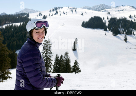 Junge Frau in einem Skigebiet Sudelfeld, Bayern, Deutschland Stockfoto