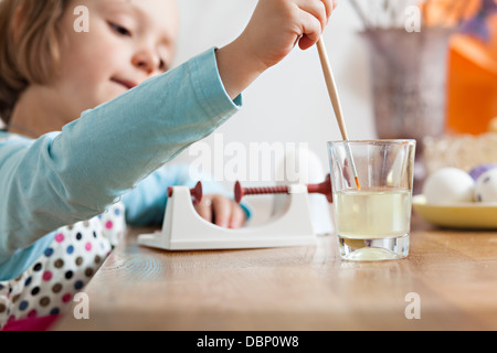 Kleines Mädchen färben Ostereier, München, Bayern, Deutschland Stockfoto