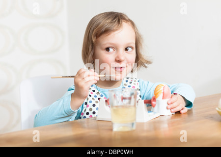 Kleines Mädchen färben Ostereier, München, Bayern, Deutschland Stockfoto