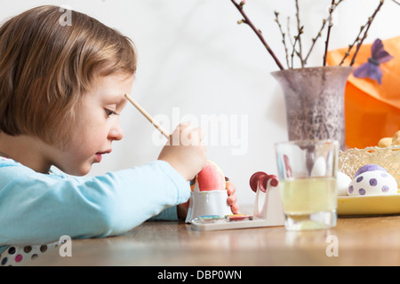 Kleines Mädchen färben Ostereier, München, Bayern, Deutschland Stockfoto