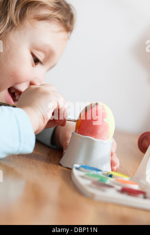 Kleines Mädchen färben Ostereier, München, Bayern, Deutschland Stockfoto