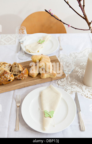 Osterfrühstück, gedeckter Tisch mit frischem Brot, München, Bayern, Deutschland Stockfoto