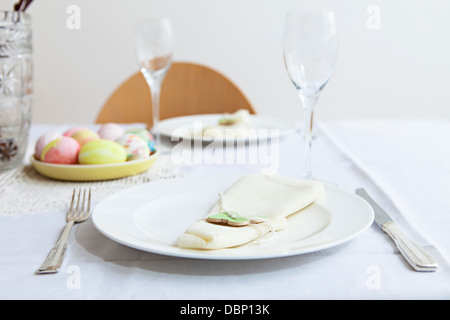 Osterfrühstück, gedeckter Tisch mit bemalten Eiern, München, Bayern, Deutschland Stockfoto