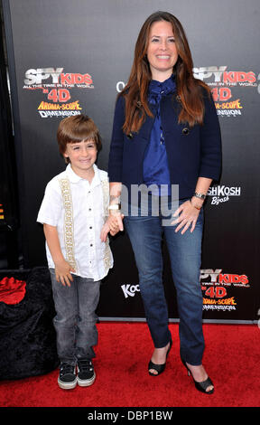 Holly Marie Combs und ihr Sohn "Spy Kids: All The Time In The Welt 4 D' Los Angeles Premiere Los Angeles, Kalifornien - 31.07.11 Stockfoto