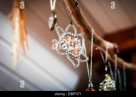 Weihnachtsschmuck hängen vom Zweig, München, Bayern, Deutschland Stockfoto