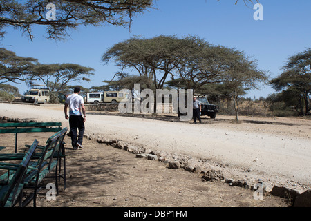 Zwei kanadische Touristen am Naabi Hill, dem Eingang zum Serengeti Nationalpark in Tansania Afrika Stockfoto