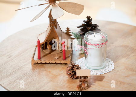 Weihnachtsdekoration, Tannenzapfen, Pyramide und Kerze, München, Bayern, Deutschland Stockfoto