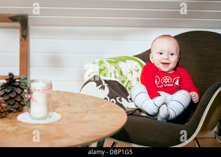 Weihnachtsdekoration, Baby Junge saß im Stuhl, München, Bayern, Deutschland Stockfoto