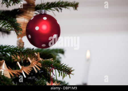 Weihnachtsdekoration, Tand und brennende Kerze, München, Bayern, Deutschland Stockfoto