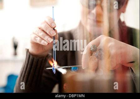 Handwerkerin machen Perlen, Augsburg, Bayern, Deutschland Stockfoto