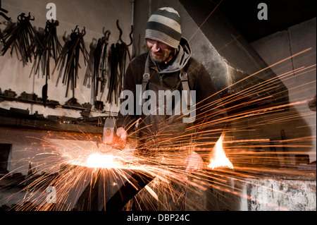 Schmied Hämmern Metall auf einen Amboss, Landshut, Bayern, Deutschland Stockfoto