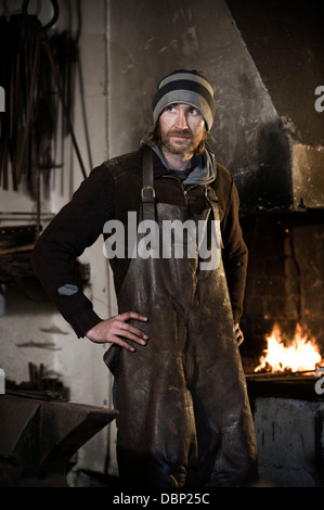 Schmied schmieden stehen in der Werkstatt, im Hintergrund, Landshut, Bayern, Deutschland Stockfoto