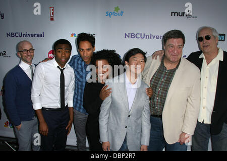 Die Besetzung von "Gemeinschaft" (l-R) Jim Rash, Donald Glover, Danny Pudi, Yvette Nicole Brown, Ken Jeong, John Goodman und Chevy Chase NBC Press Tour Party anlässlich der Basar an der SLS Hotel Los Angeles, Kalifornien - 01.08.11 Stockfoto