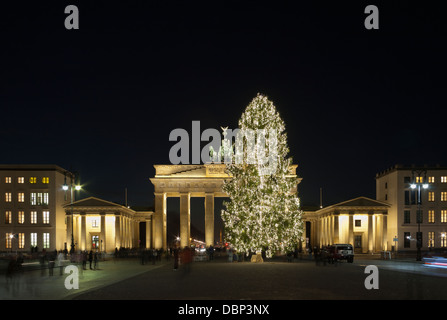 Beleuchtete Weihnachtsbaum und dem Brandenburger Tor am Pariser Platz Square am Abend, Berlin Stockfoto