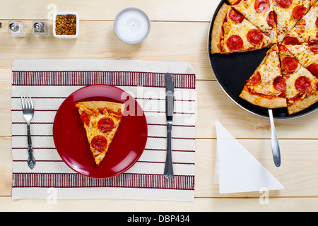 Stück Pizza auf Platte Stockfoto