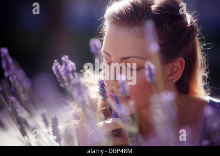 Junge Frau In Lavendel Feld, Portrait, Insel Hvar, Kroatien, Europa Stockfoto