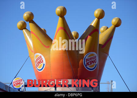 Ein Burger King Restaurant in Köln, Deutschland, 1. August 2013. Das Arbeitsgericht in Dortmund ist die Entlassung von der Werke überantwortete Vorsitzende eines Dortmund-Franchise von Burger King Franchisenehmer den Fall hören. Foto: FEDERICO GAMBARINI Stockfoto