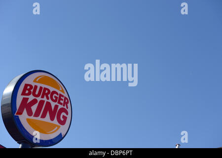 Ein Burger King Restaurant in Köln, Deutschland, 1. August 2013. Das Arbeitsgericht in Dortmund ist die Entlassung von der Werke überantwortete Vorsitzende eines Dortmund-Franchise von Burger King Franchisenehmer den Fall hören. Foto: FEDERICO GAMBARINI Stockfoto