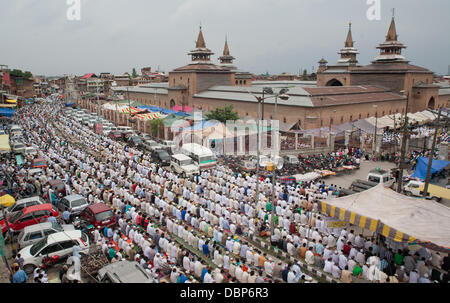 Srinagar, indisch verwalteten Kaschmir 2. August 2013. Kashmiri Moslems Angebot am vergangenen Freitag Gebete außerhalb der großen Moschee in Down Town Bereich von Srinagar.Thousands Menschen nahmen Teil in die Masse Gebete der letzten Freitag des Heiligen Monats Ramadan vor muslimischen Festival Eid Ul Fitr die Markierungen das Ende des Heiligen Monats Ramadan. (Sofi Suhail/Alamy Live News)) Stockfoto