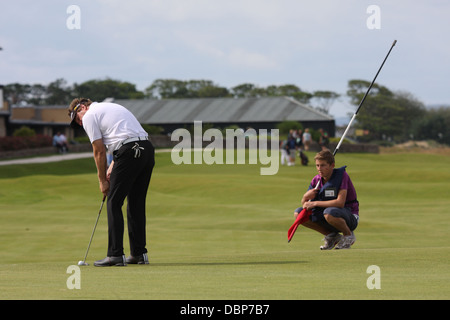 St Andrews Golf Course. Caddy beobachten seiner Golfer machen einen putt Stockfoto