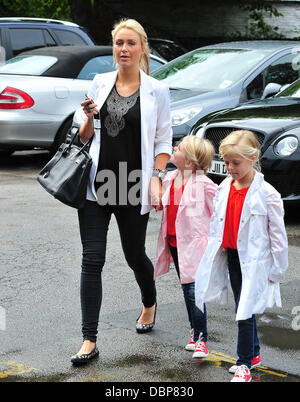 Alex Gerrard aka Alex Curran und ihren Töchtern Lilly und Lexie, Ankunft im Krankenhaus zu besuchen, ihre Fußball Ehemann Steven Gerrard, star, die Behandlung für eine Leiste Infektion Liverpool, England - 04.08.11 Stockfoto